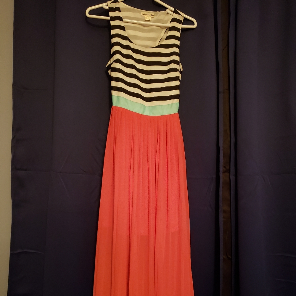 Dress - Picture 2 of 9